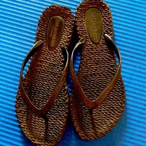 Isle Jacobsen flip flops size 6
